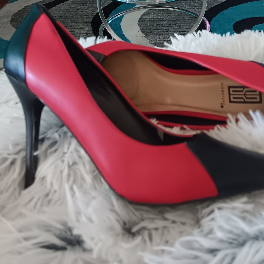Women's 2 tone 3 1/2 Inch Pumps size 9.5 - Picture 2 of 2